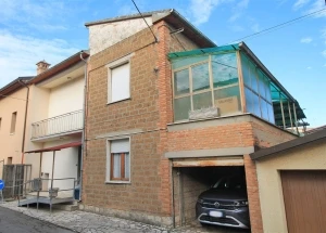 RIF.VB121 VENDESI PORZIONE DI BIFAMILIARE CON GARAGE A TORRITA DI SIENA SI RICH. € 135.000,00